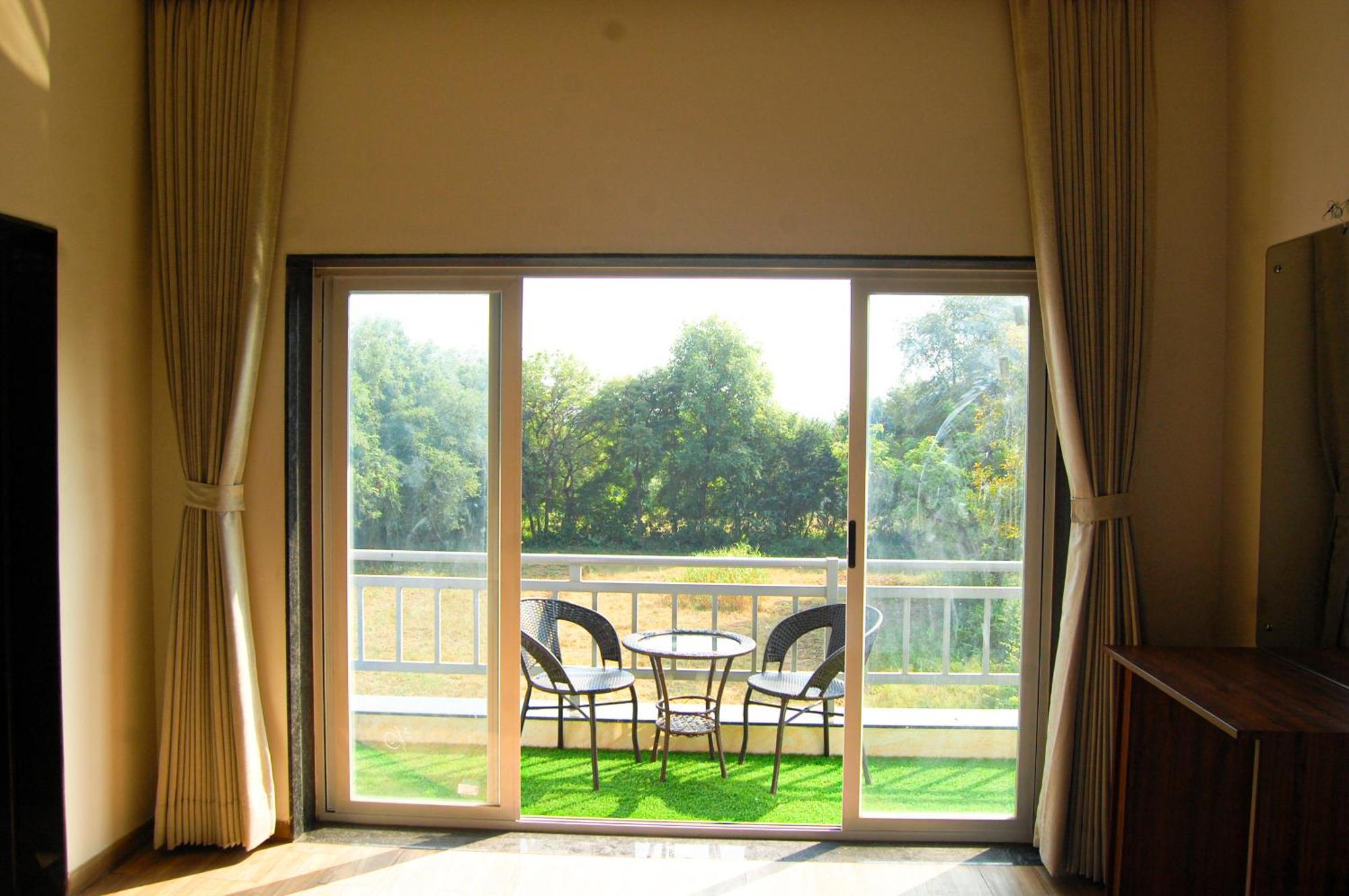 Krishna Riverside Resort Vasad Dış mekan fotoğraf