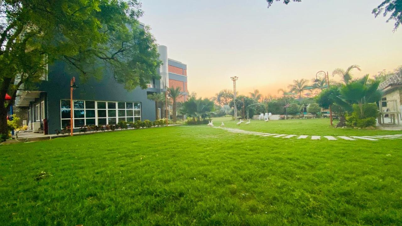 Krishna Riverside Resort Vasad Dış mekan fotoğraf