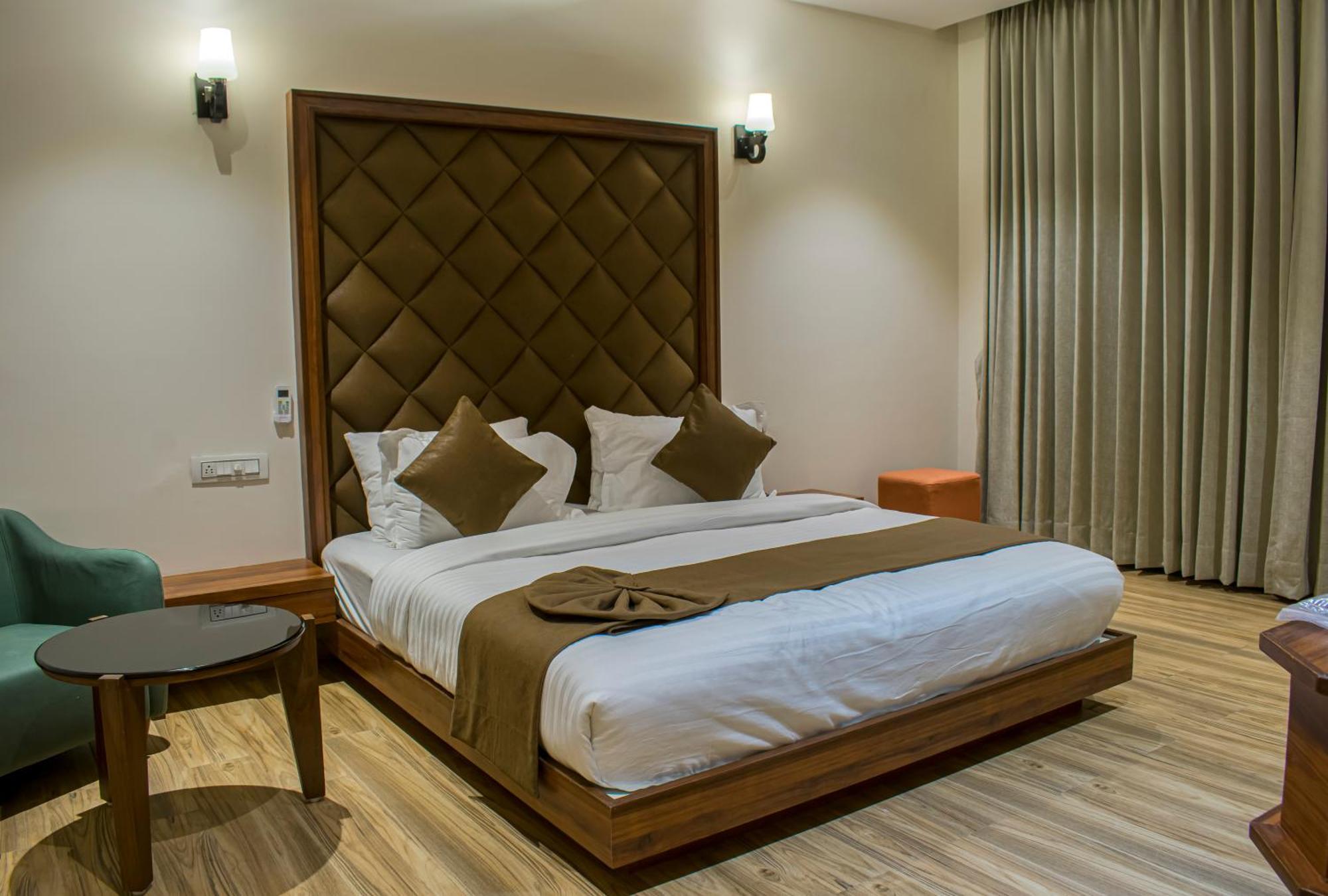 Krishna Riverside Resort Vasad Dış mekan fotoğraf