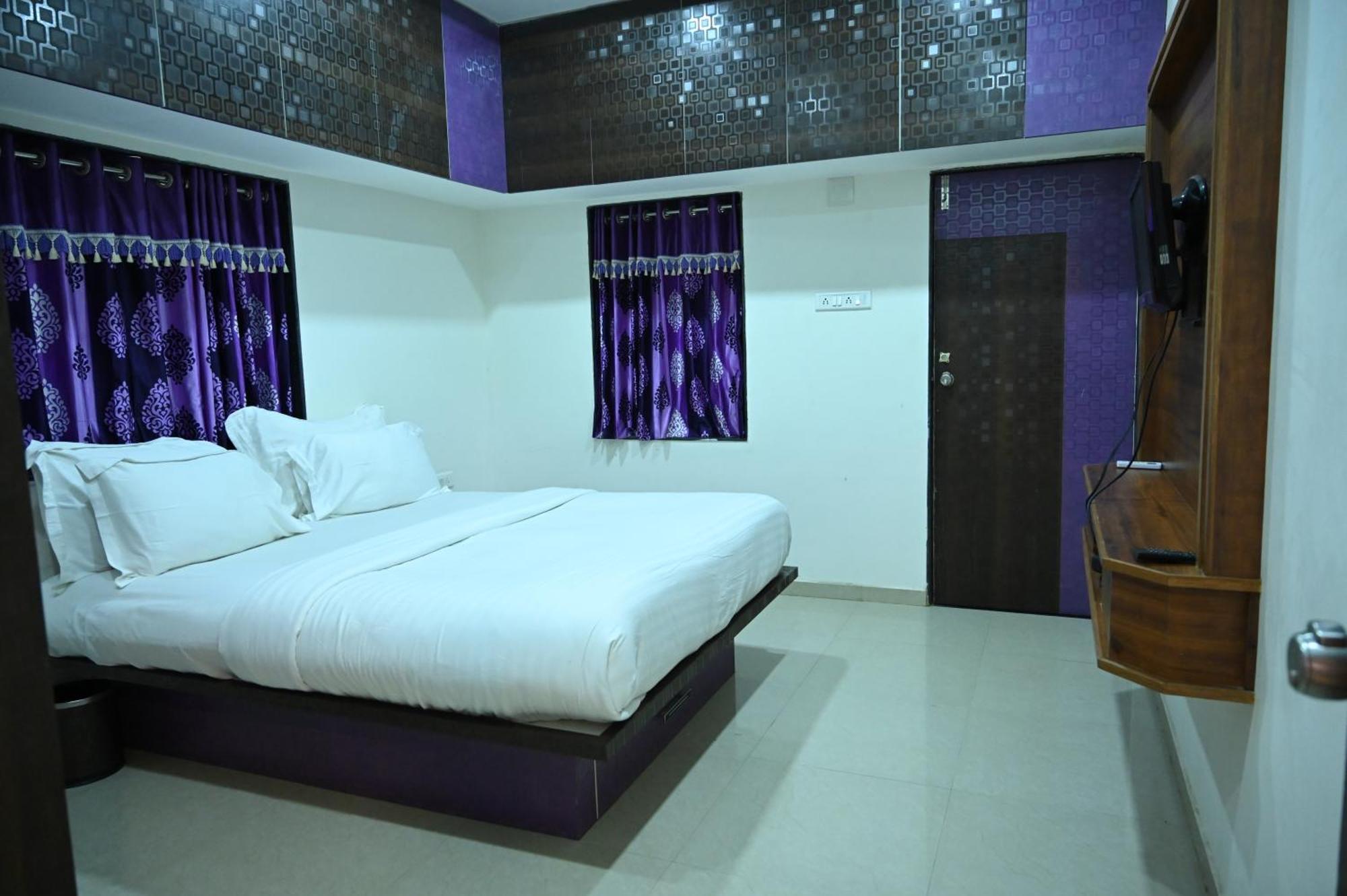 Krishna Riverside Resort Vasad Dış mekan fotoğraf